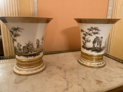 null Paire de vases cornets sur socle en porcelaine blanche et filets dorés ornés...