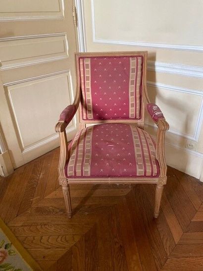null Petit canapé en bois naturel mouluré.
Style Louis XVI.