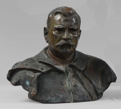 1917, le Maréchal Joffre en pèlerine, buste...