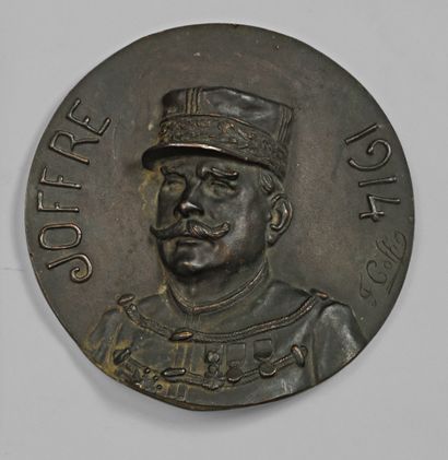 null 1914, Le général Joffre, médaillon en bronze patiné figurant le général en buste...