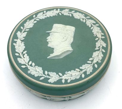 null 1914, Le général Joffre, Wedgwood, bonbonnière ronde en biscuit vert, le couvercle...