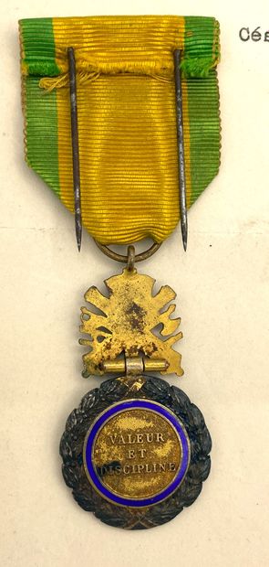 null 1914, Médaille militaire, en argent, vermeil et émail, trophée uniface à charnière,...