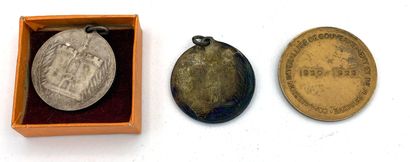 null 1916, Verdun, deux médailles de Verdun par Vernier du premier modèle sans ruban...