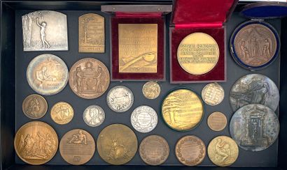 null Lot d'environs 25 médailles de table et diverses pièces de monnaie : 1898, centenaire...