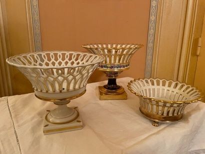 null Sept corbeilles en porcelaine ajourée blanche et or. 
(Modèles différents, petits...