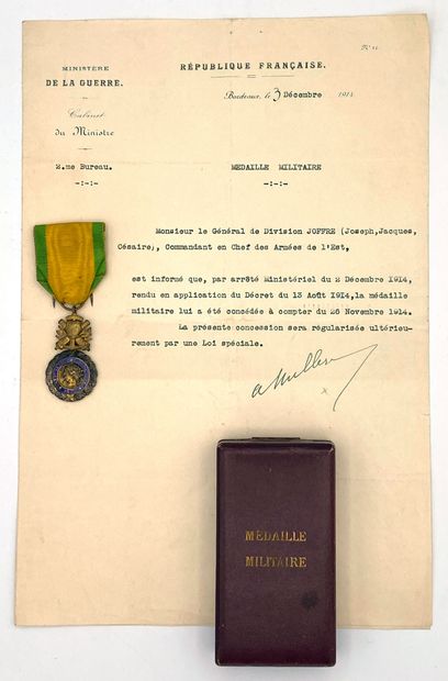 null 1914, Médaille militaire, en argent, vermeil et émail, trophée uniface à charnière,...