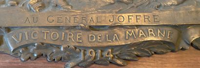 null 1914, La Marne, important bas-relief allégorique en bronze rectangulaire, le...