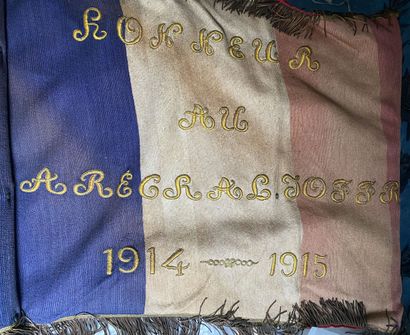 null Drapeau patriotique en soie tricolore, une face brodée « Honneur au Maréchal...