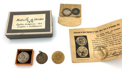 null 1916, Verdun, deux médailles de Verdun par Vernier du premier modèle sans ruban...
