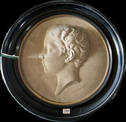 null MEDAILLON portrait de profil d'enfant en porcelaine, signé J. PEYRE 1863
D....