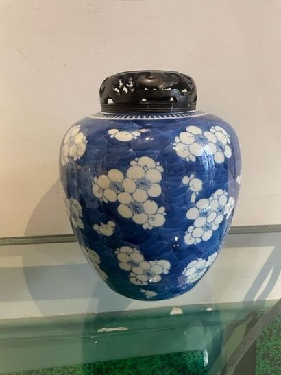 null CHINE : pot pourri en porcelaine décor de fleurs sur un fond bleu, couvercle...
