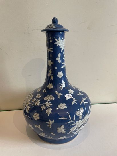 null CHINE : Vase "gourde" couvert à décor floral sur fond bleu
XXe siècle (restaurations...