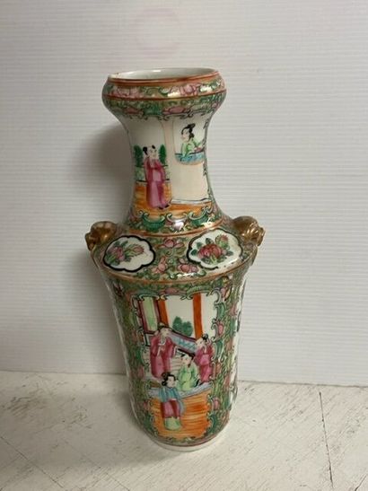 null CANTON : vase en porcelaine aux deux masques
Style Famille verte
