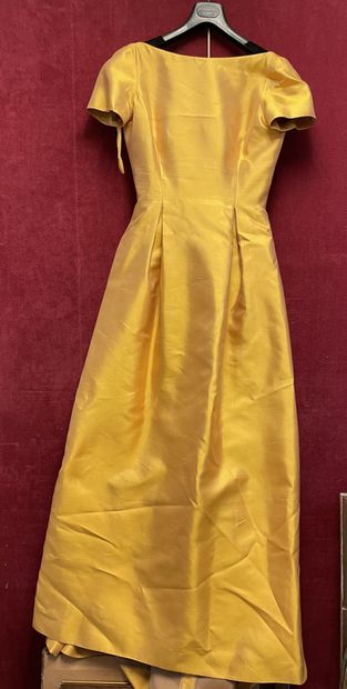 null Oscar DE LA RENTA
Robe longue en soie sauvage jaune à encolure bateau, manches...