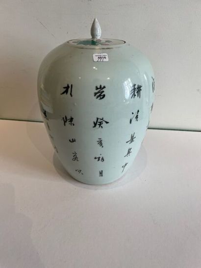 null CHINE : Pot à gingembre en porcelaine à décor de paysans sur une mule et idéogrammes
...