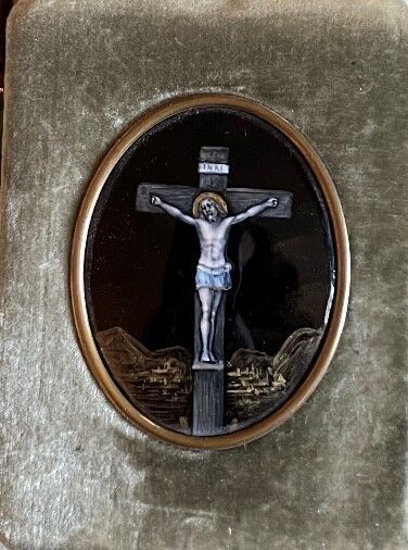 null DANS UN ETUI EN CUIR reliquaire d'un médaillon d'un christ en croix en émail
H....