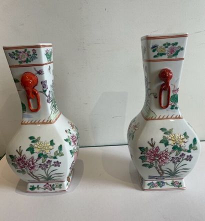 null Paire de vases en porcelaine de forme balustre à pans coupés décor polychrome...