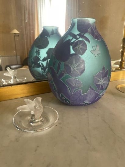 null Lot: Baguier au moineau signé Lalique et vase en verre multicouche style Art...
