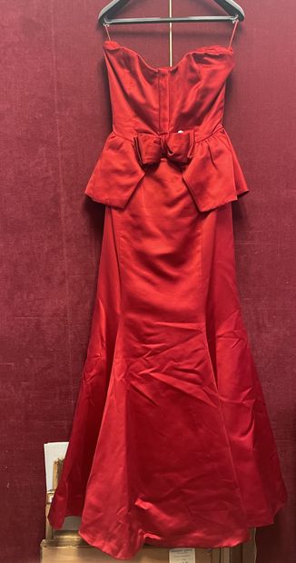 null VALENTINO
Robe bustier en satin rouge à poitrine préformée, devant agrémenté...