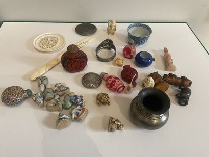 null Lot de petits objets d'Asie : flacons à opium, netsuké, bol, bracelet métal...