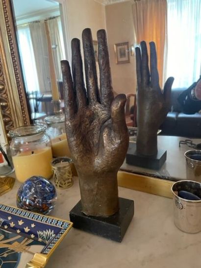 null Sculpture d'une main épreuve en bronze, signée (?)
