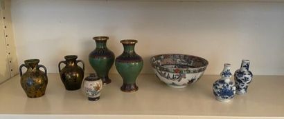null LOT d'Asie :
Deux paires de vases en cloisonné et en porcelaine,
flacon à opium...