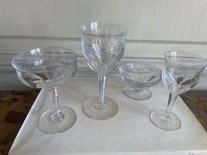 null PARTIE DE SERVICE de verres en cristal, pans coupés et à pied
26 verres à eau
25...