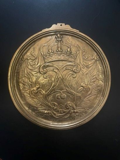 null Grand médaillon en bronze à décor d'une couronne royale.
