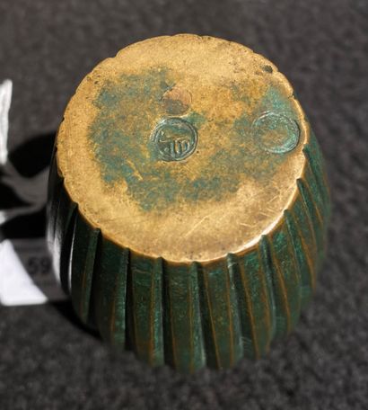null Jean DUNAND (1877-1942)
Petit vase conique à épaulement renflé. Épreuve en bronze...