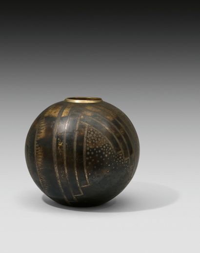 null Jean DUNAND ( 1877-1942)
Vase cylindrique en cuivre jaune à décor géométrique...