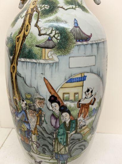 null Chine début XXe siècle - République. 
Grand vase en porcelaine à décor de grues...