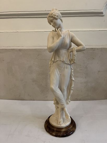 null GRANDE STATUETTE de femme drapée à l'antique en résine simulant le marbre Carrare...