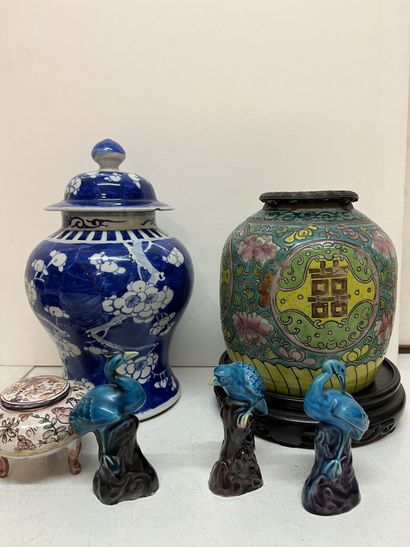 CHINE
Ensemble comprenant un vase de forme...