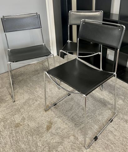 null Trois chaises à structure en métal chromé et cuir synthétique noir.
(Craquelures)...