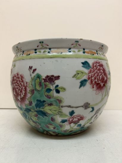 null Chine XIX, 
Petit cache en porcelaine pot famille rose à décor floral. 
(Fêle...