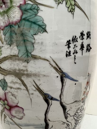 null Chine début XXe siècle - République. 
Grand vase en porcelaine à décor de grues...