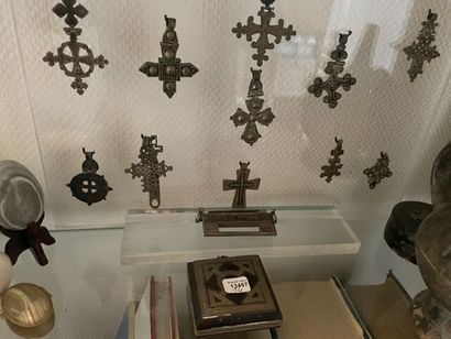 Lot de croix mauritaniennes en bronze, une...