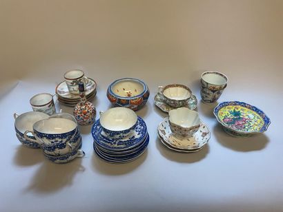 null Lot en porcelaine de Chine et du Japon :
- sept tasses et soucoupes à décor...