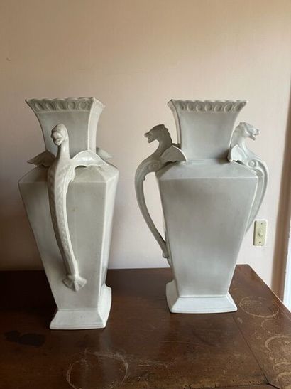 Paire de vases en porcelaine blanche, XIXe...