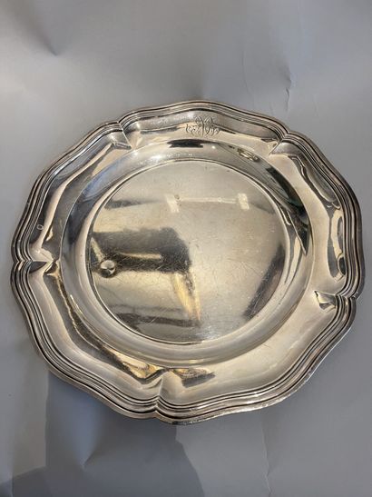 null Round silver dish, with net and contour border, engraved MB.
Weight : 990 g...