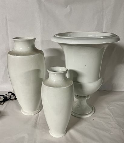 null Trois vases en porcelaine blanche
Dont deux vases de forme balustre et un vase...