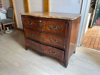 null Commode galbée en placage de bois de rose, trois tiroirs, dessus de marbre "nougatine"...