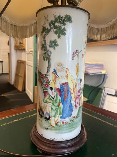 Un vase rouleau en porcelaine, décor d'un...