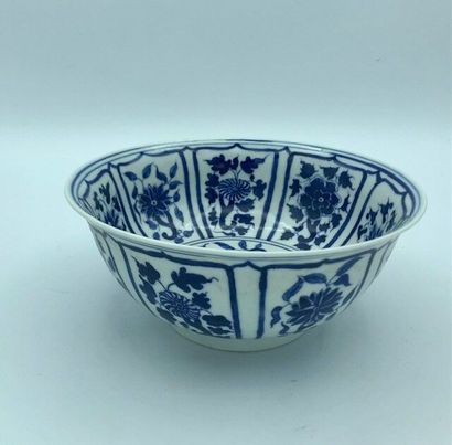 null CHINE 
Grand bol en porcelaine émaillé bleu et blanc à décor de fleurs dans...