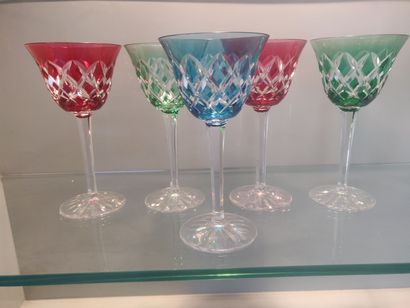 Cinq verres à vin du Rhin en cristal de couleurs...