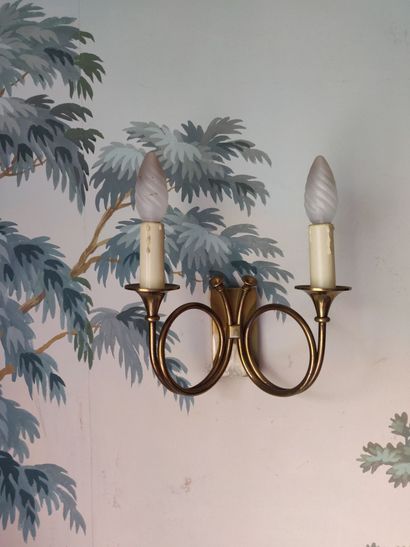 null Suite of four brass sconces decorated with hunting horns.
Height: 11,5 cm 
Width:...