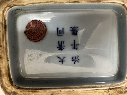 null Chine XIX, 
Petit cache en porcelaine pot famille rose à décor floral. 
(Fêle...