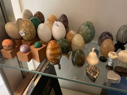 LOT: colored hard stone eggs, small boxes...