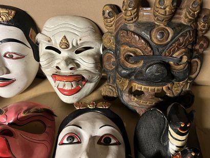 null Collection de masques
comportant masques d'Indonésie, de Java, Asie, Inde, Italie...