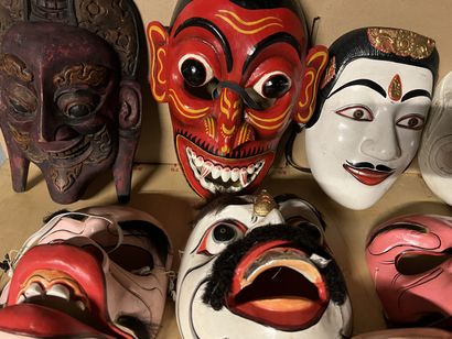 null Collection de masques
comportant masques d'Indonésie, de Java, Asie, Inde, Italie...